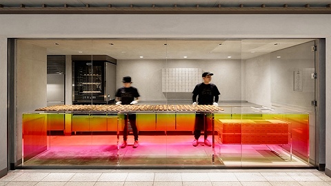 日本的这个甜品店把工业风和彩虹色放在了一个空间里